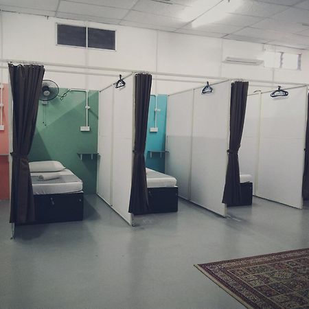 Auberge de jeunesse Dorm Master à Padang Mat Sirat Extérieur photo