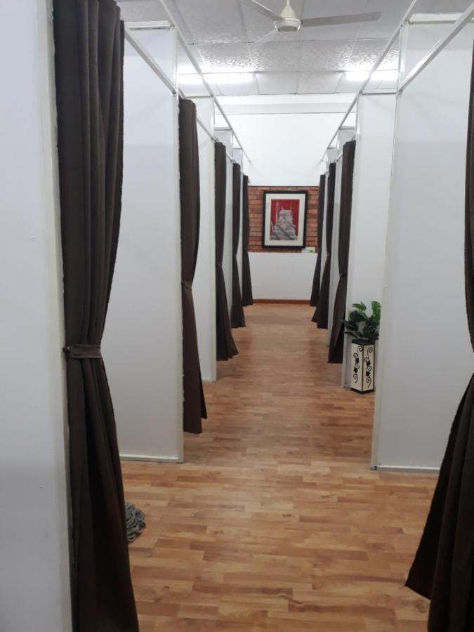 Auberge de jeunesse Dorm Master à Padang Mat Sirat Extérieur photo