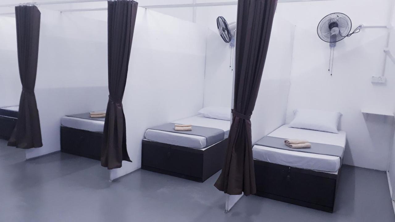 Auberge de jeunesse Dorm Master à Padang Mat Sirat Extérieur photo