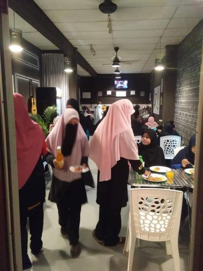 Auberge de jeunesse Dorm Master à Padang Mat Sirat Extérieur photo